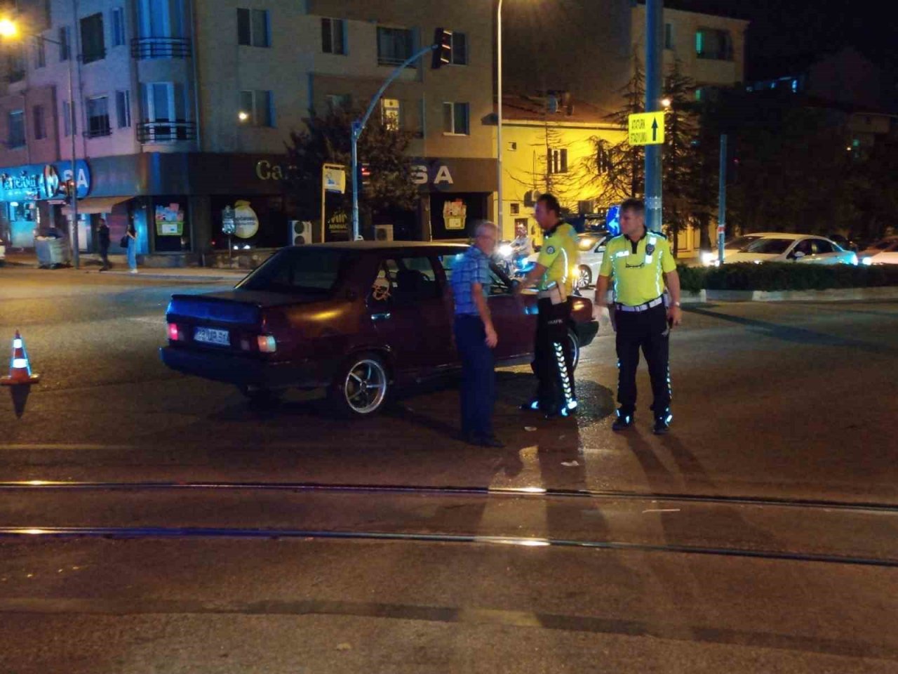 Kırmızı ışığa rağmen sürat yaptığı iddia edilen otomobil bisikletli kız çocuğuna çarptı