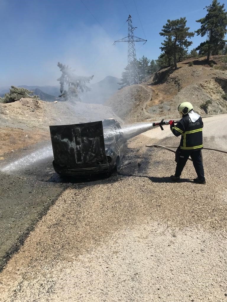 Otomobil yanarak kullanılmaz hale geldi
