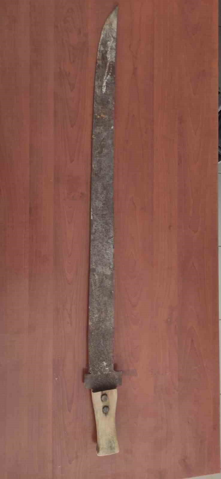 Gölbaşı’nda durdurulan araçta kılıç bulundu