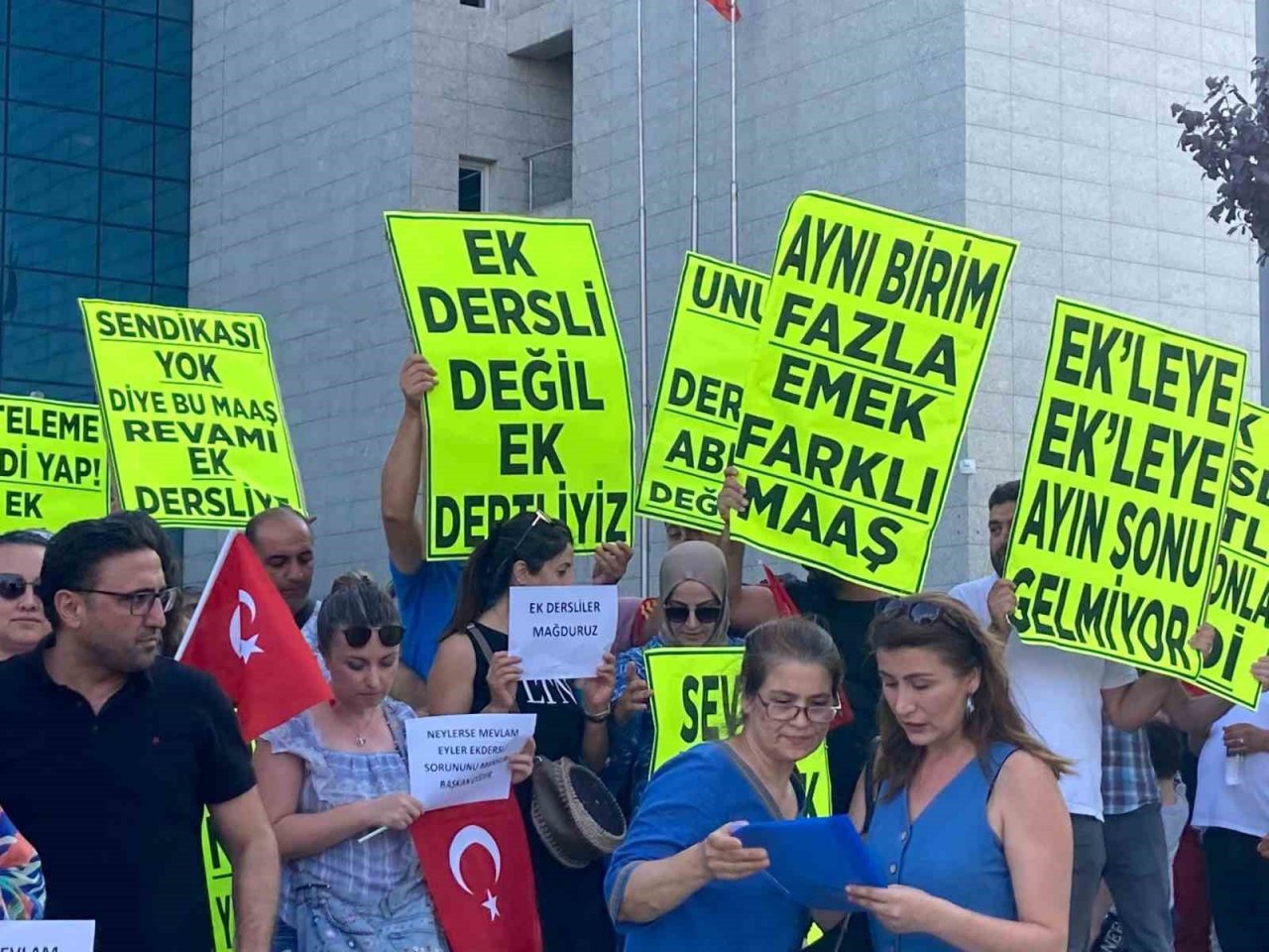 Usta öğreticilerden Ankara Büyükşehir Belediyesi önünde eylem