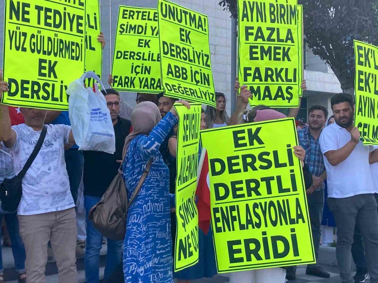 Usta öğreticilerden Ankara Büyükşehir Belediyesi önünde eylem