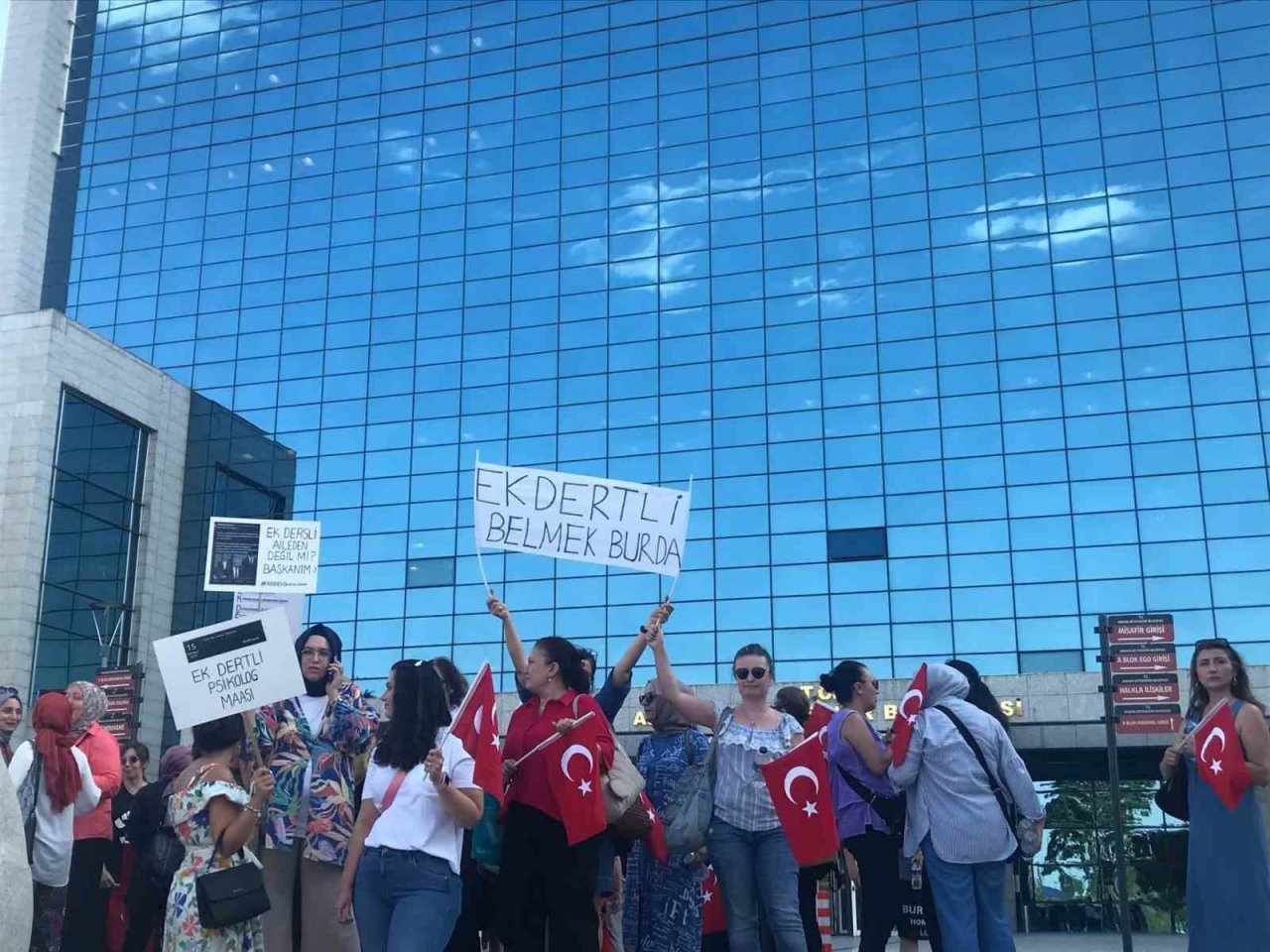 Usta öğreticilerden Ankara Büyükşehir Belediyesi önünde eylem