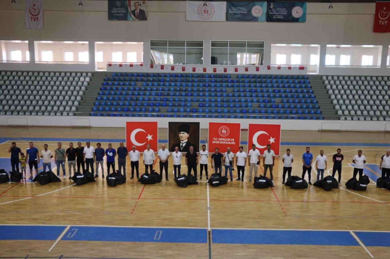 Bingöl’de 56 spor kulübüne malzeme desteği