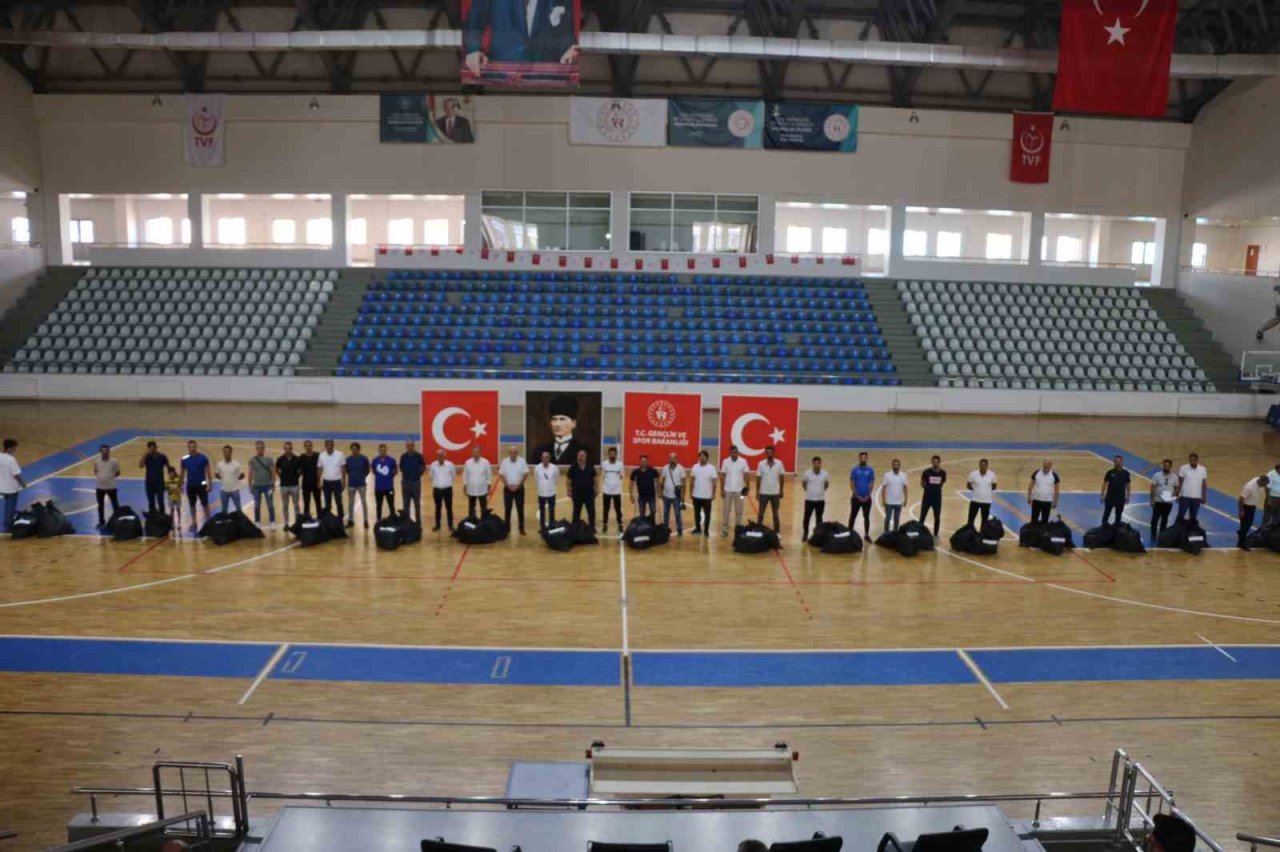 Bingöl’de 56 spor kulübüne malzeme desteği