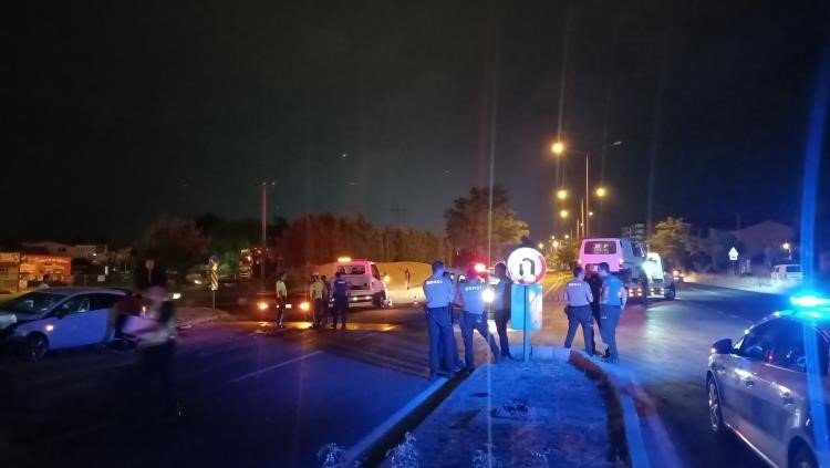 Bolu’da minibüs ile otomobil kavşakta çarpıştı: 2 yaralı