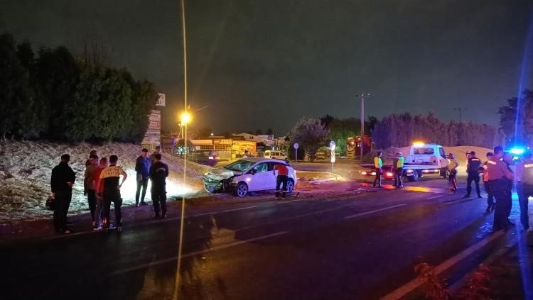 Bolu’da minibüs ile otomobil kavşakta çarpıştı: 2 yaralı