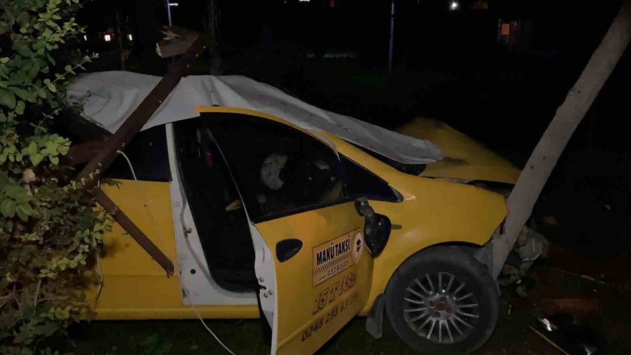 Burdur’da polisin "dur" ihtarına uymayan ehliyetsiz ve alkollü taksi sürücüsü çay bahçesine daldı