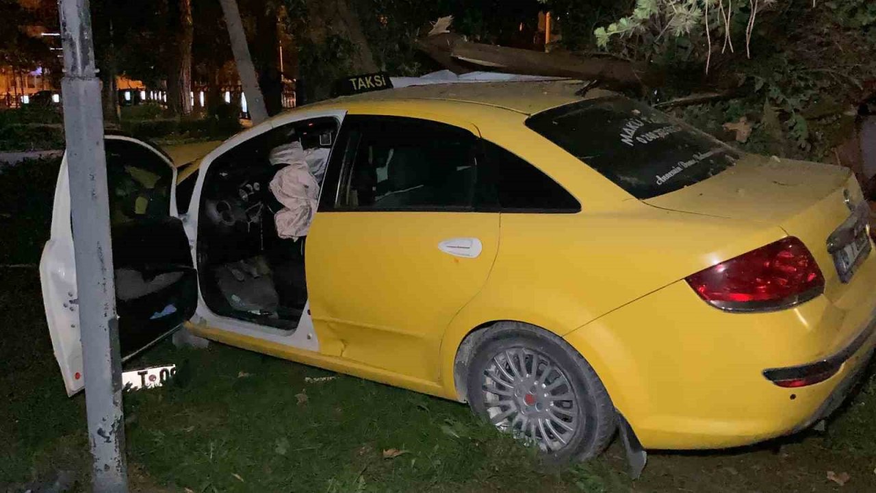 Burdur’da polisin "dur" ihtarına uymayan ehliyetsiz ve alkollü taksi sürücüsü çay bahçesine daldı