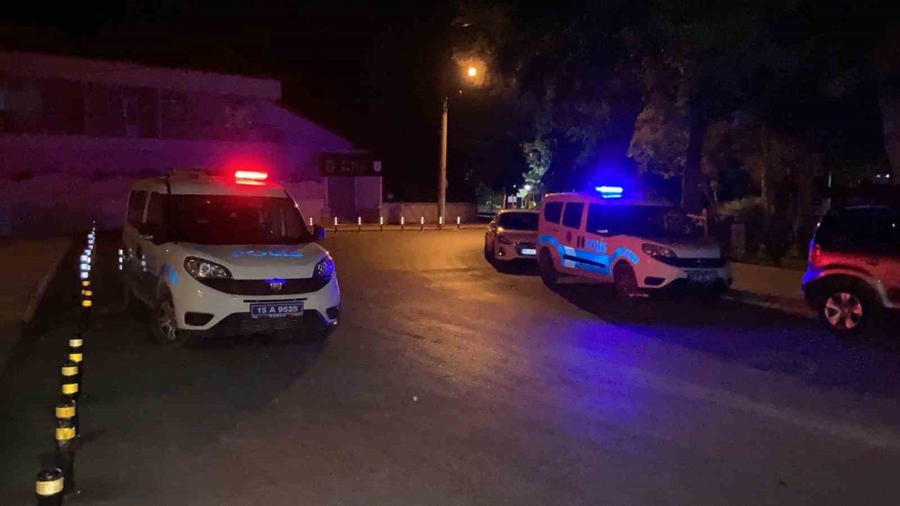 Burdur’da polisin "dur" ihtarına uymayan ehliyetsiz ve alkollü taksi sürücüsü çay bahçesine daldı