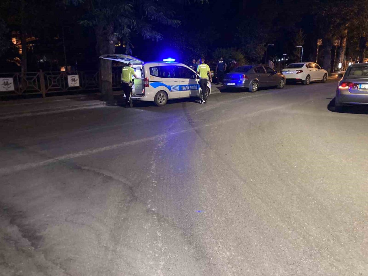 Burdur’da polisin "dur" ihtarına uymayan ehliyetsiz ve alkollü taksi sürücüsü çay bahçesine daldı