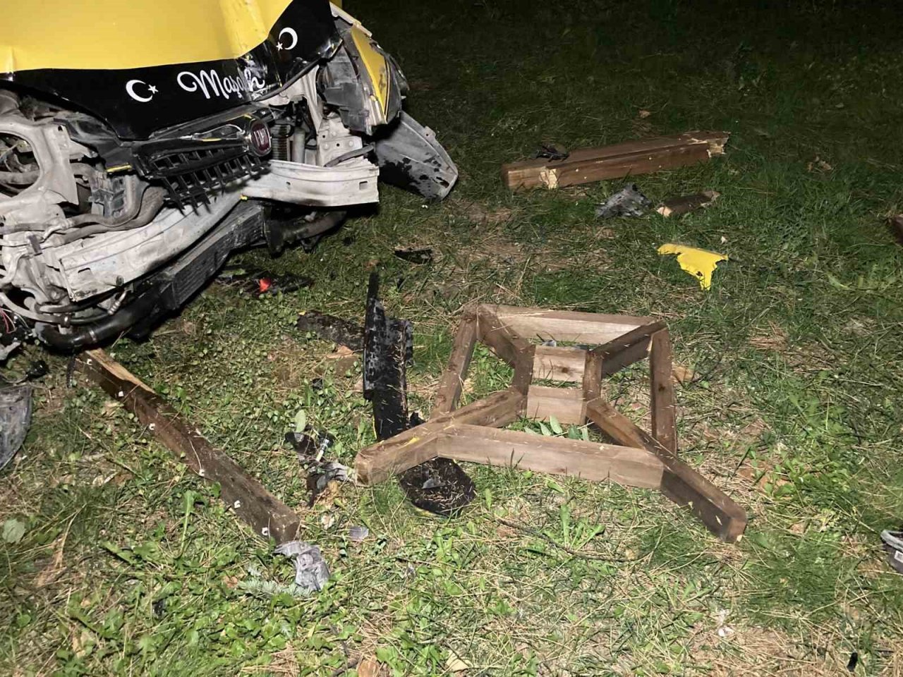 Burdur’da polisin "dur" ihtarına uymayan ehliyetsiz ve alkollü taksi sürücüsü çay bahçesine daldı