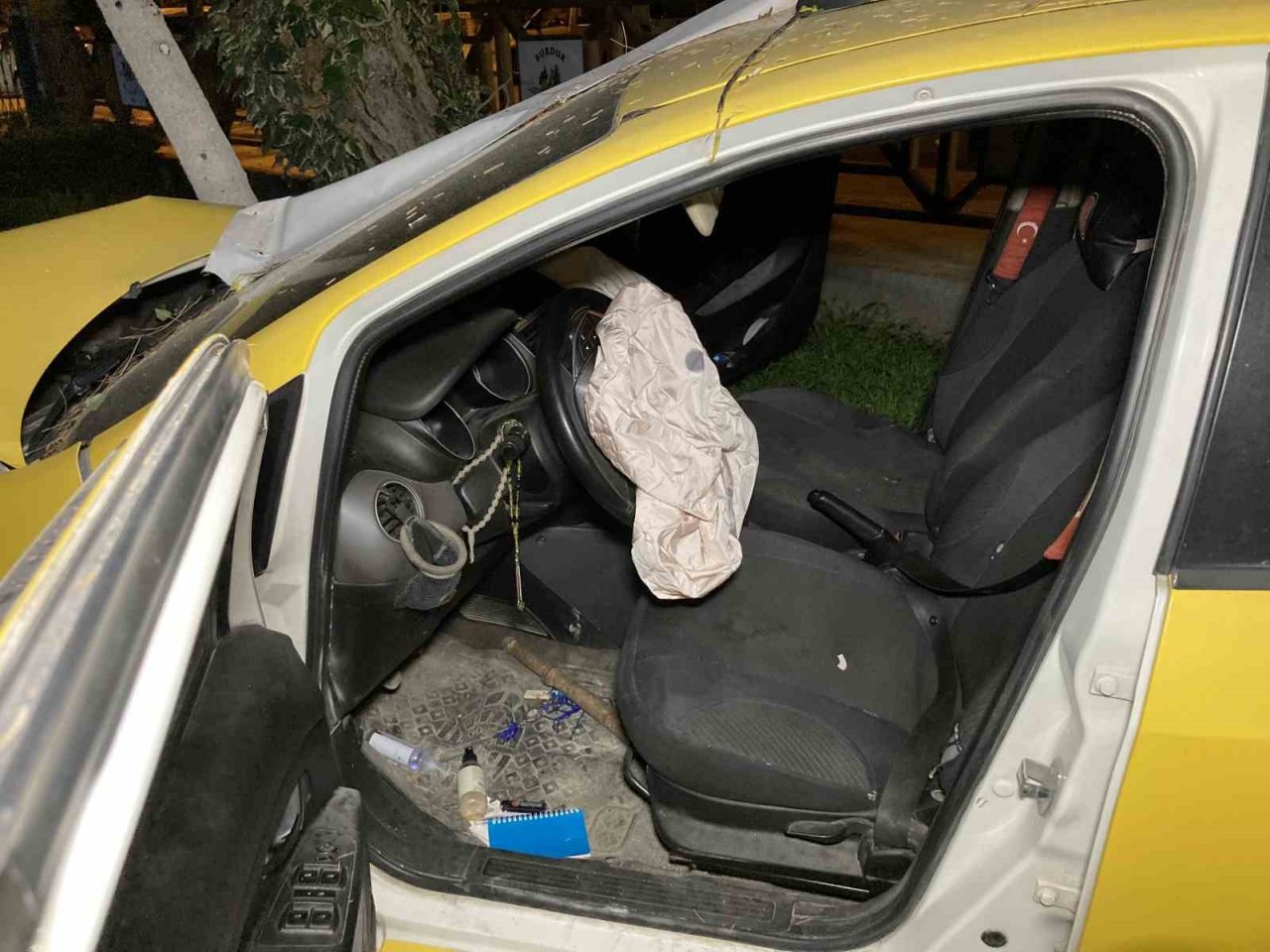 Burdur’da polisin "dur" ihtarına uymayan ehliyetsiz ve alkollü taksi sürücüsü çay bahçesine daldı