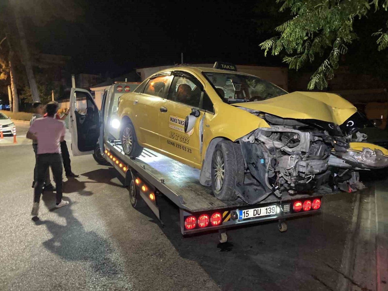 Burdur’da polisin "dur" ihtarına uymayan ehliyetsiz ve alkollü taksi sürücüsü çay bahçesine daldı