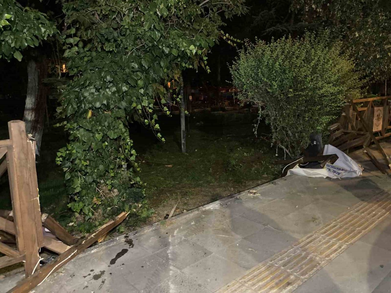 Burdur’da polisin "dur" ihtarına uymayan ehliyetsiz ve alkollü taksi sürücüsü çay bahçesine daldı