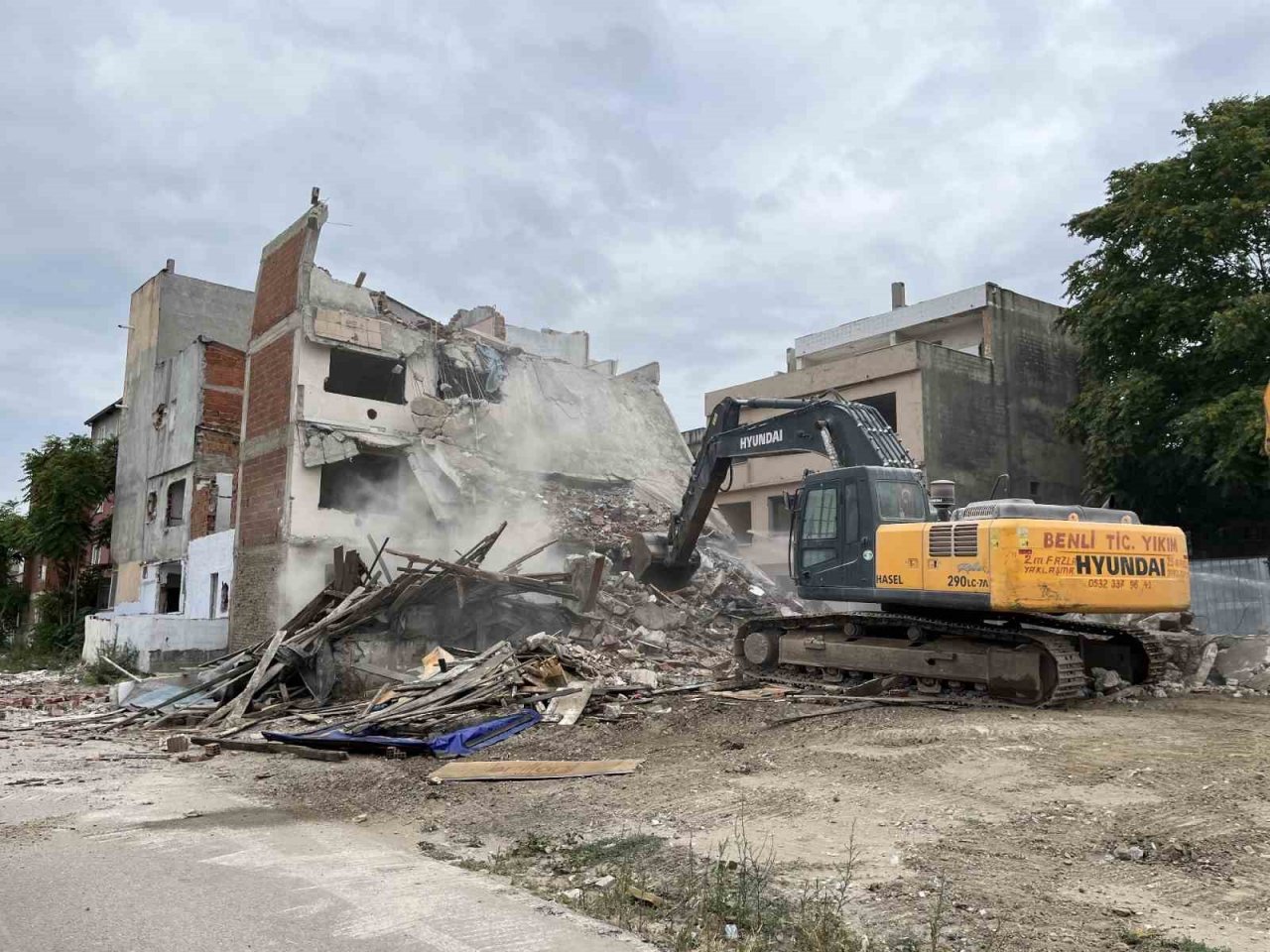 Beşyol’da riskli binaların yıkımı sürüyor