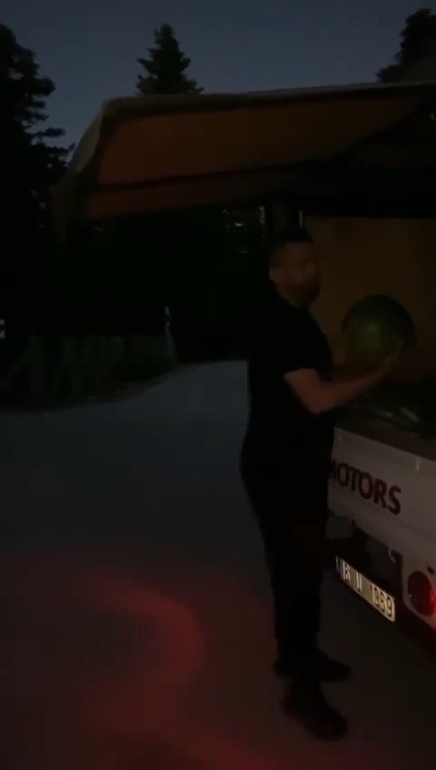 Uludağ’ın meşhur ayı ailesine karpuz festivali düzenledi