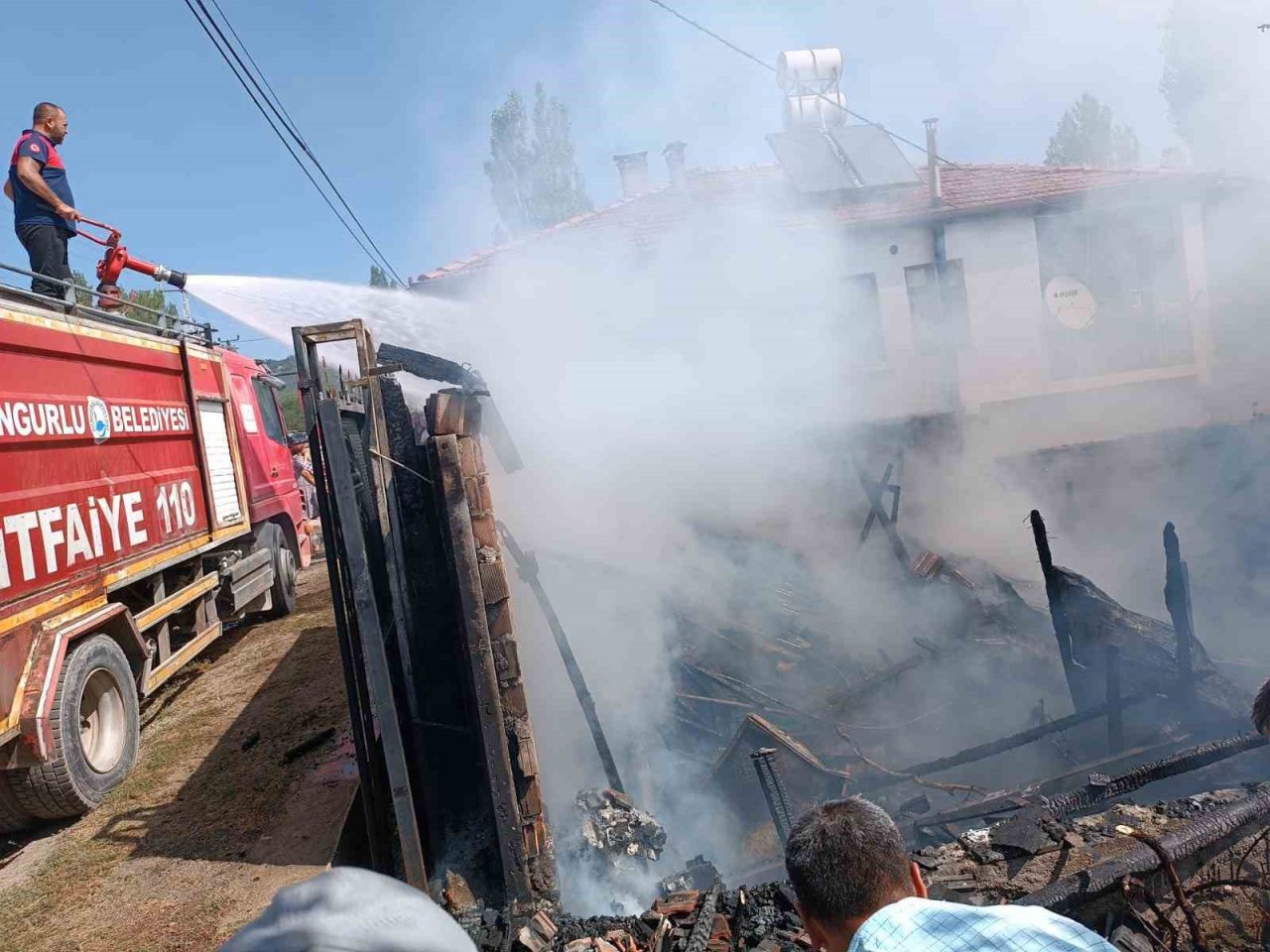 Alevlere teslim olan tandırlık küle döndü