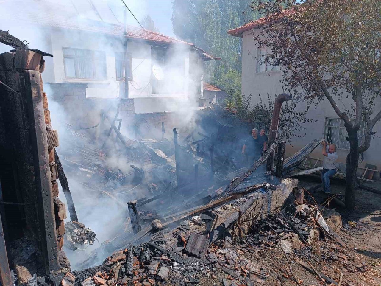 Alevlere teslim olan tandırlık küle döndü