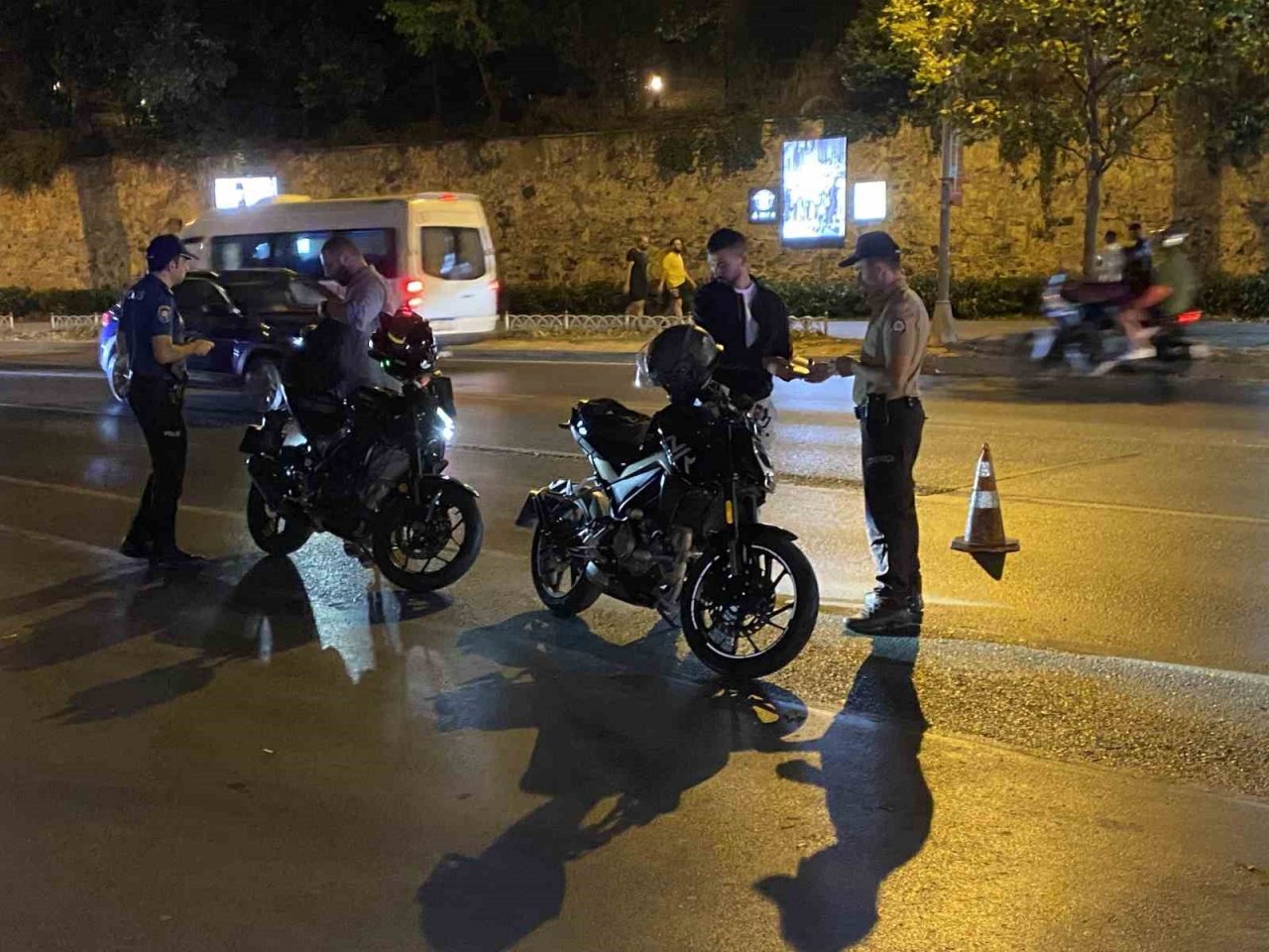 Beşiktaş’ta polisler motosiklet sürücülerine denetim gerçekleştirdi