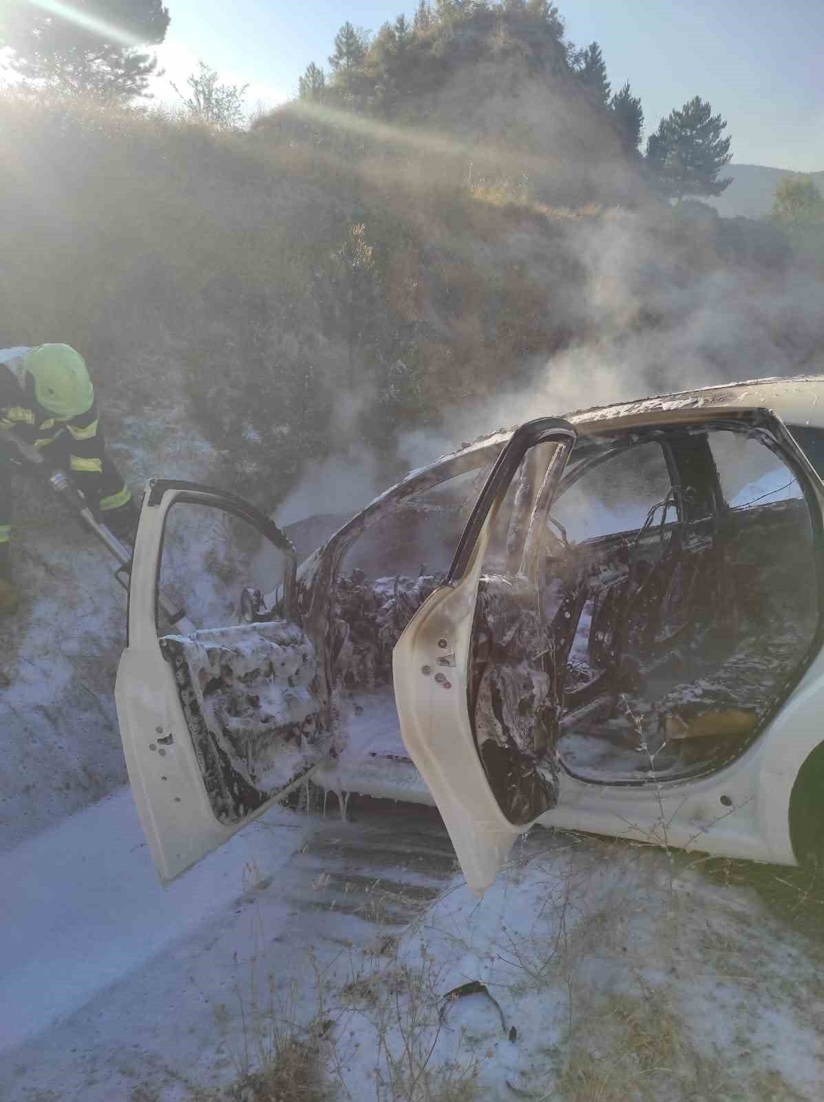 Yanmaya başlayan araç şarampole devrildi