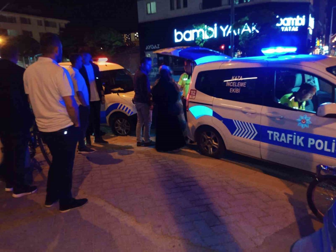 Kırmızı ışığa rağmen sürat yaptığı iddia edilen otomobil bisikletli kız çocuğuna çarptı