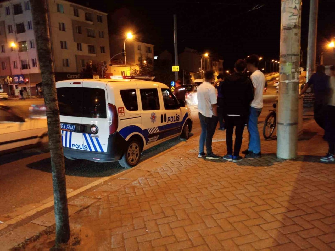 Kırmızı ışığa rağmen sürat yaptığı iddia edilen otomobil bisikletli kız çocuğuna çarptı