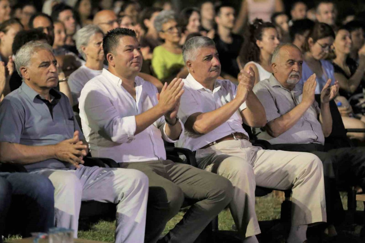 Efeler’de müzikli gösteri ilgi gördü