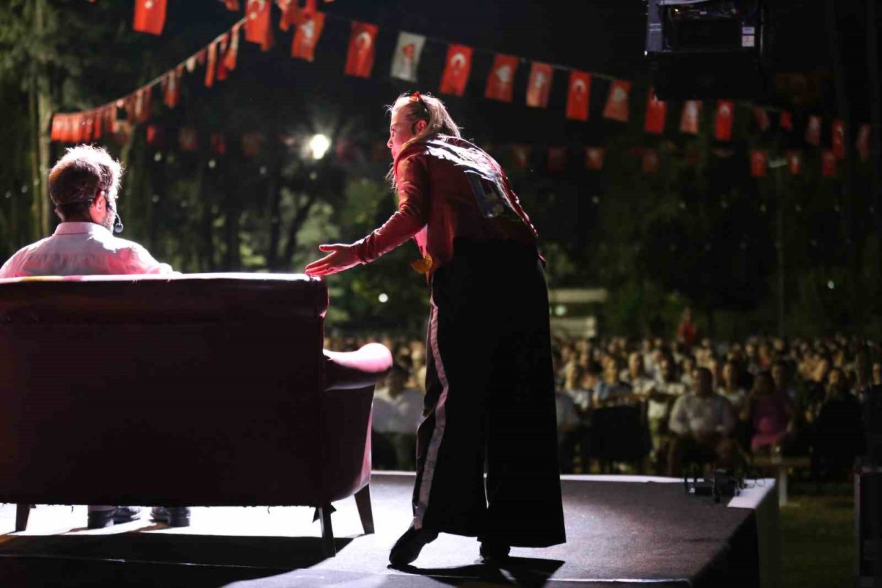 Efeler’de müzikli gösteri ilgi gördü