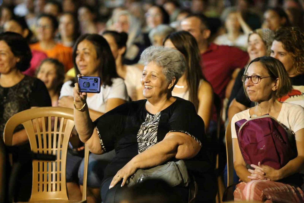 Efeler’de müzikli gösteri ilgi gördü
