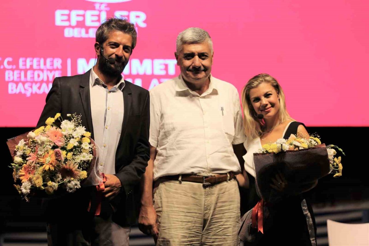 Efeler’de müzikli gösteri ilgi gördü