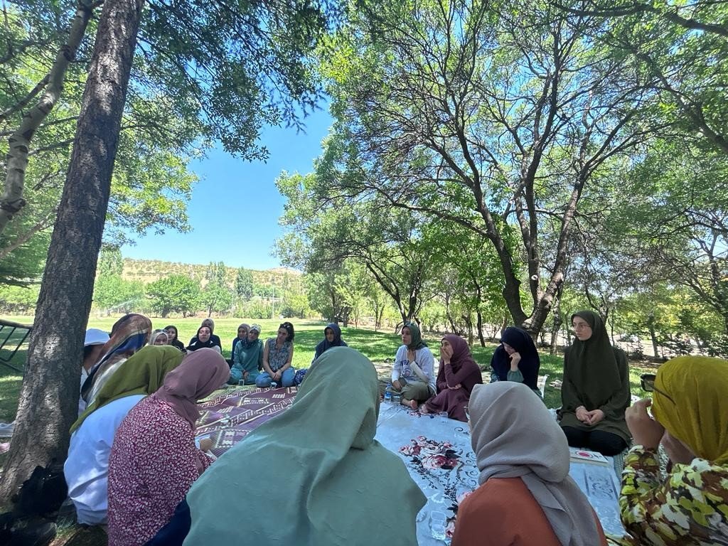Elazığ Belediyesi’nden üniversite öğrencilerine kamp