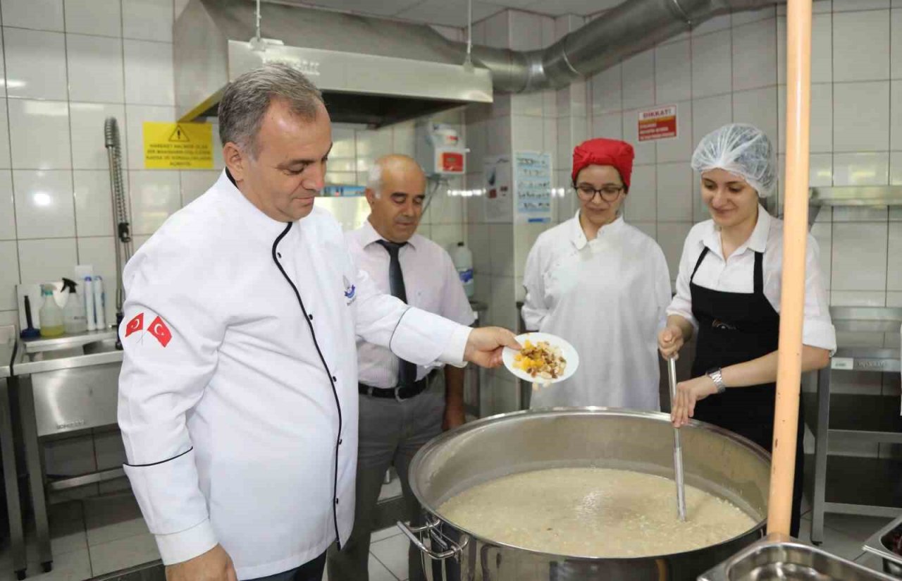 Rektör Altun Aşure Pişirdi