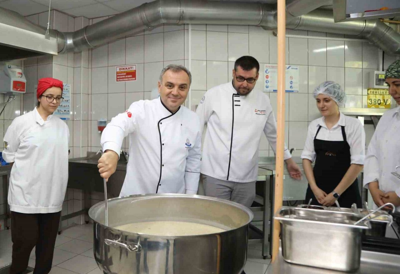 Rektör Altun Aşure Pişirdi