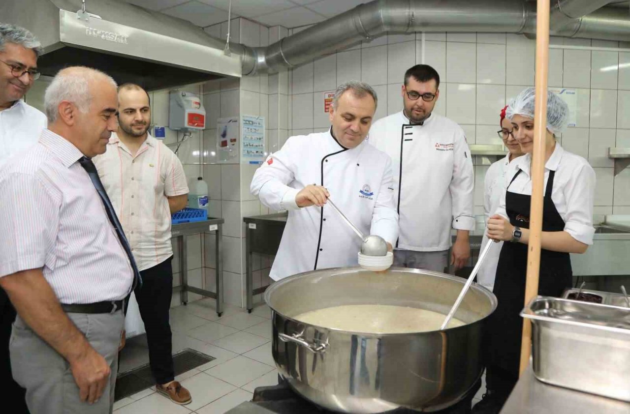 Rektör Altun Aşure Pişirdi