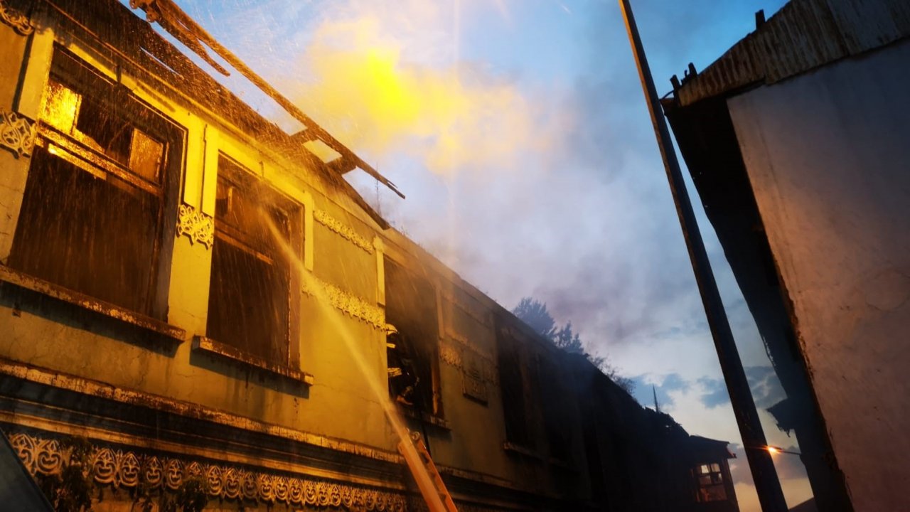 Metruk binada çıkan yangın korkuttu