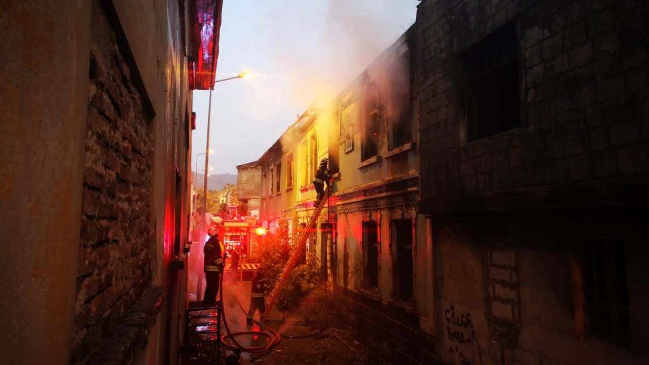 Metruk binada çıkan yangın korkuttu