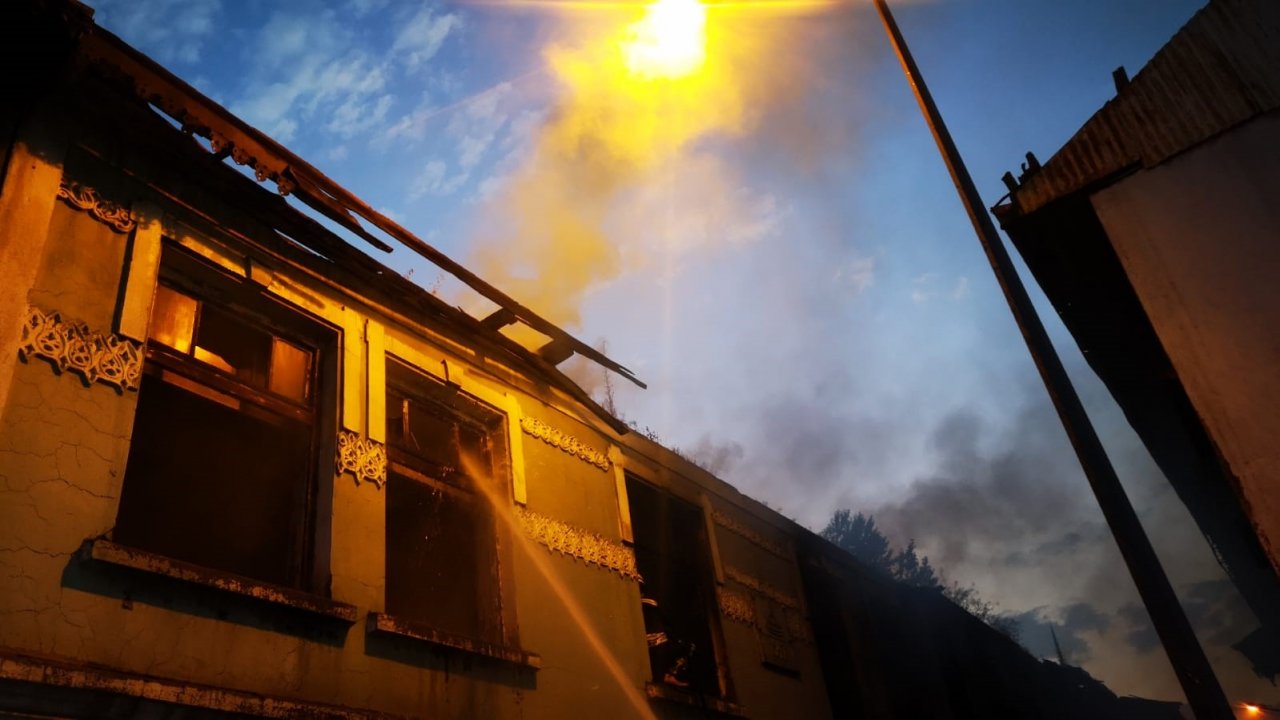 Metruk binada çıkan yangın korkuttu