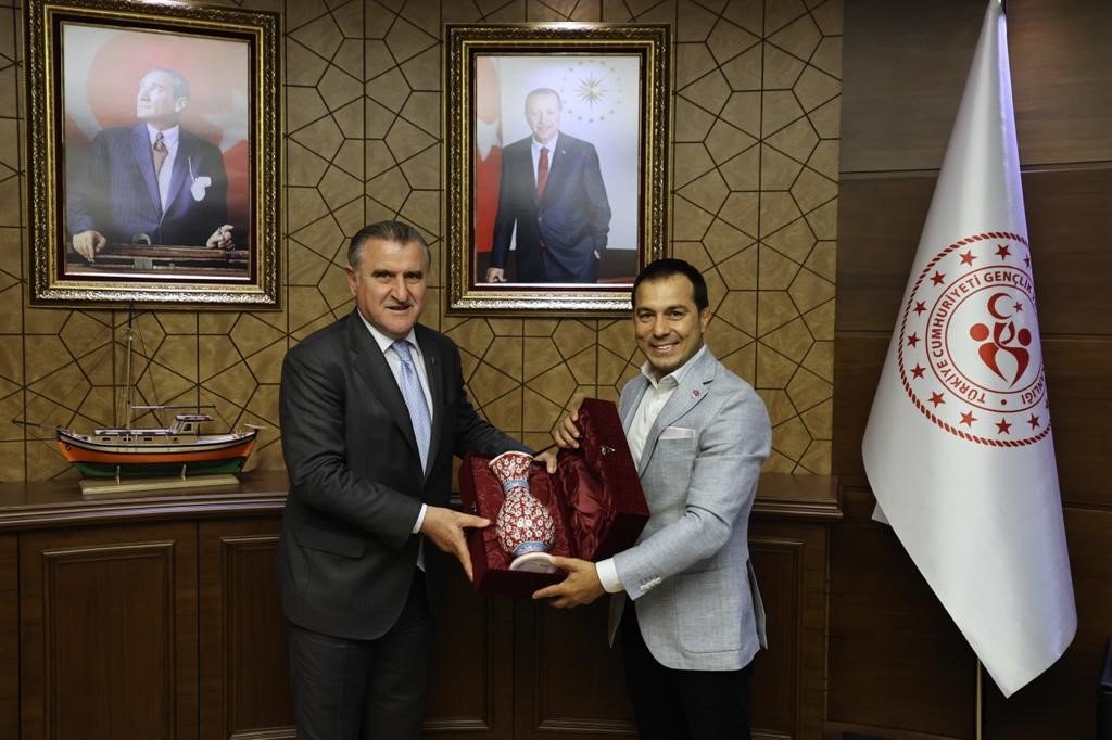 Bakan Bak milli güreşçileri kabul etti