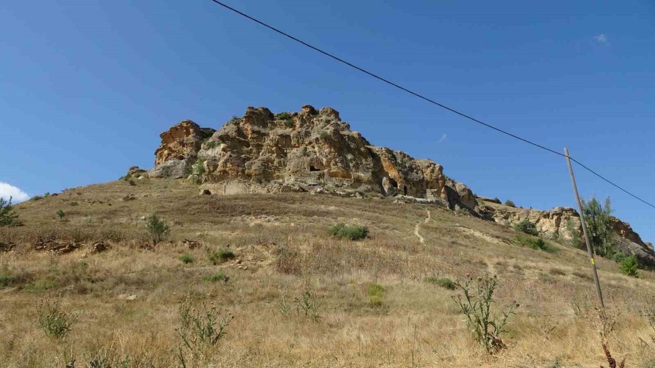 Gümüşhane’nin Sümela’sı Çakırkaya Manastırı ilgisizlik nedeniyle kuşlara yuva oldu