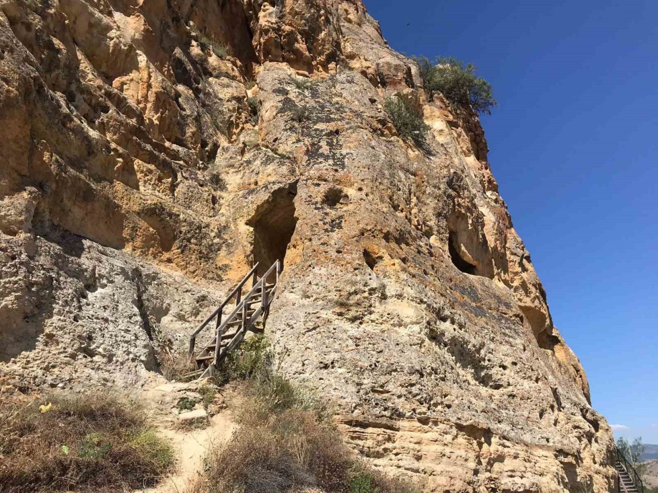 Gümüşhane’nin Sümela’sı Çakırkaya Manastırı ilgisizlik nedeniyle kuşlara yuva oldu