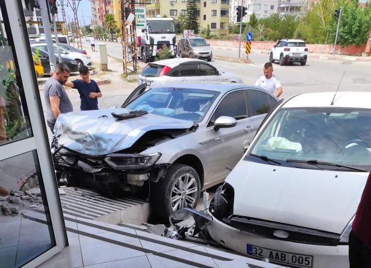 Otomobiller çarpıştı: 2 yaralı