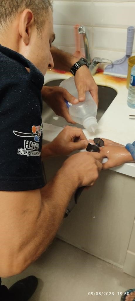 Çocuğun parmağına sıkışan yüzük, itfaiye ekipleri tarafından çıkarıldı