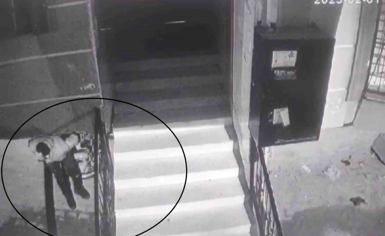 Balkon altına gizlenerek gelip motosikleti çaldı, yakalanmaktan kurtulamadı