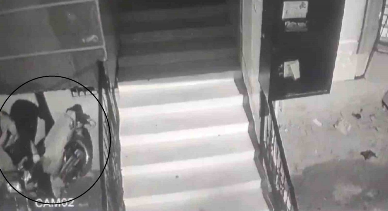 Balkon altına gizlenerek gelip motosikleti çaldı, yakalanmaktan kurtulamadı