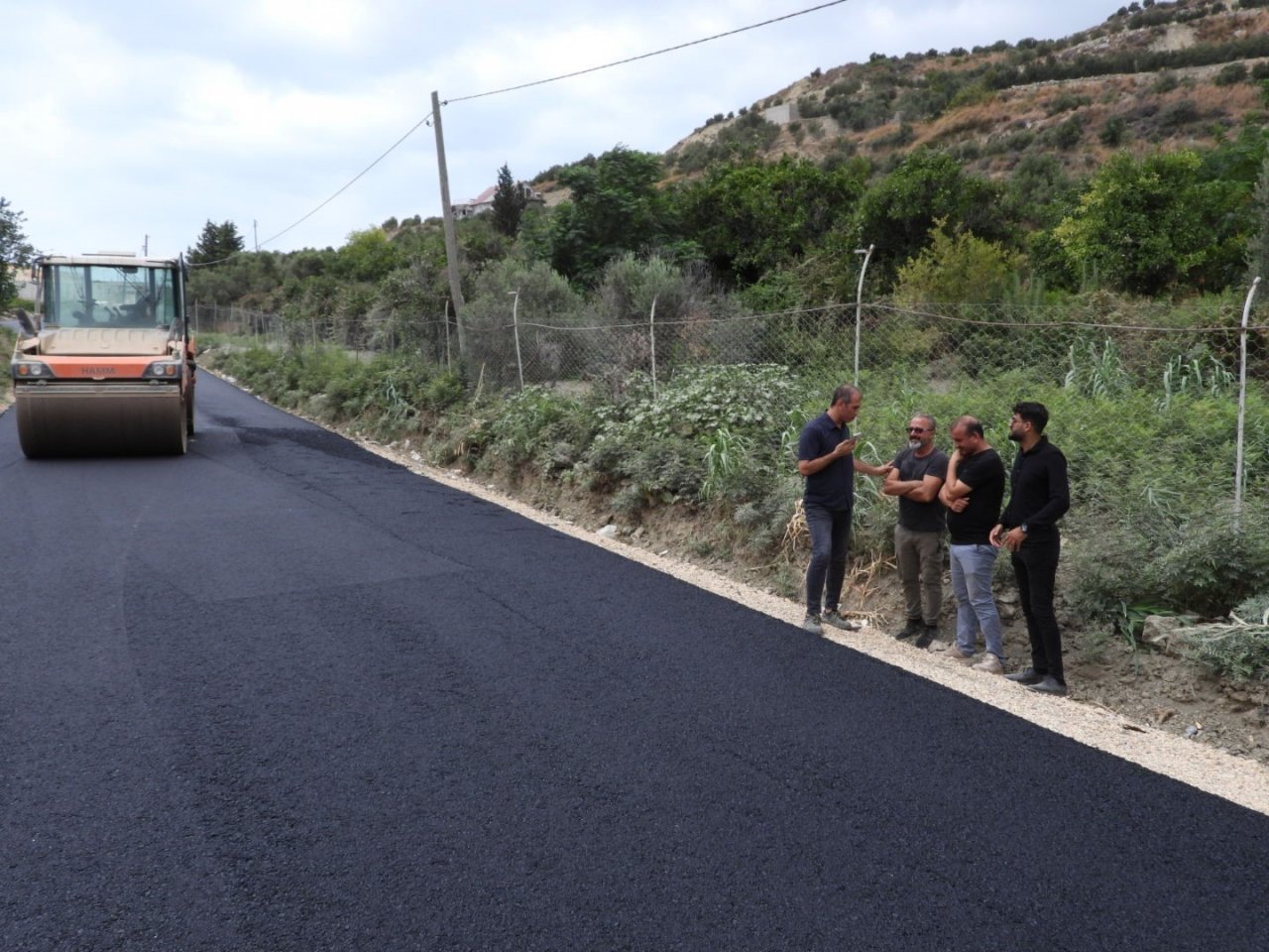 Samandağ’da bozuk yolun asfaltlama çalışması tamamlandı