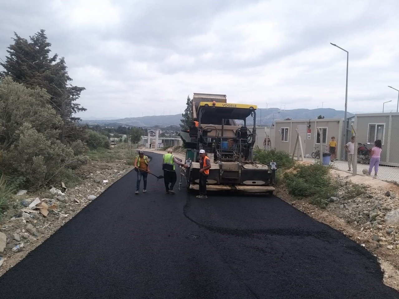 Samandağ’da bozuk yolun asfaltlama çalışması tamamlandı
