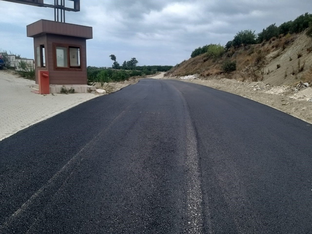 Samandağ’da bozuk yolun asfaltlama çalışması tamamlandı