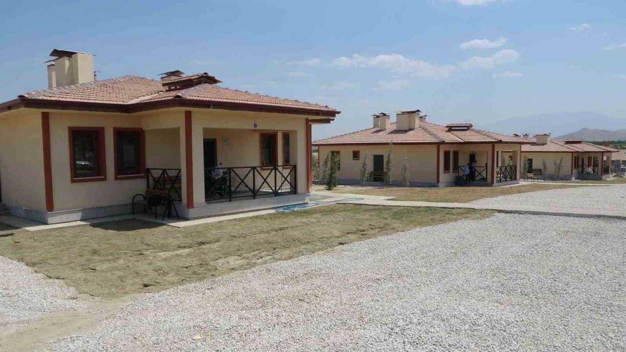 Malatya’da tamamlanan köy evleri hak sahiplerine teslim ediliyor