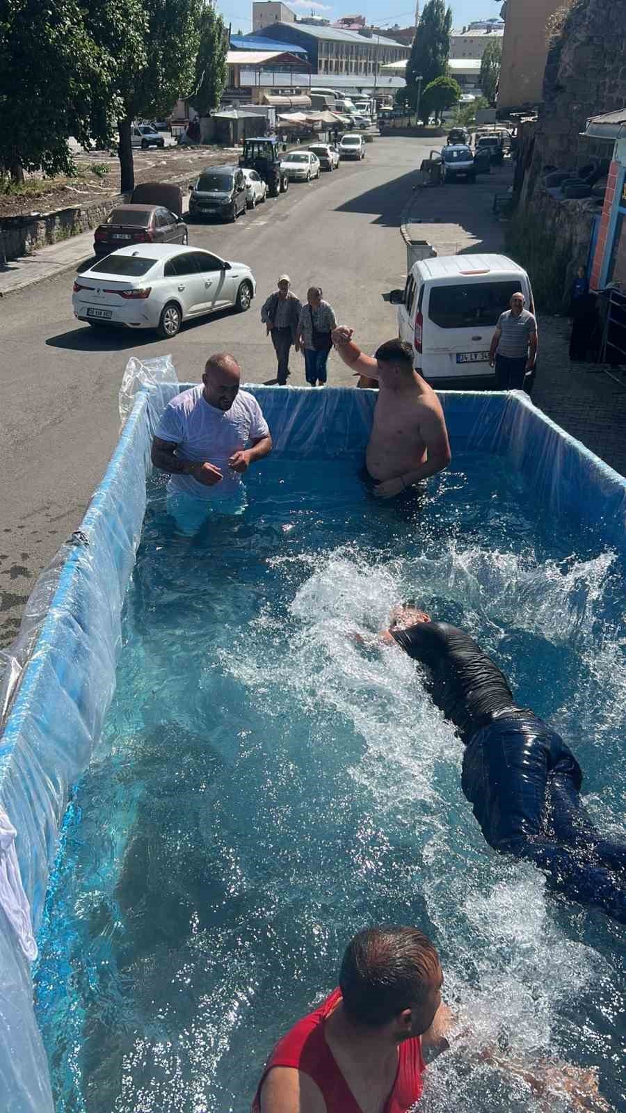 Kars’ta kamyon dorsesinde serinlediler