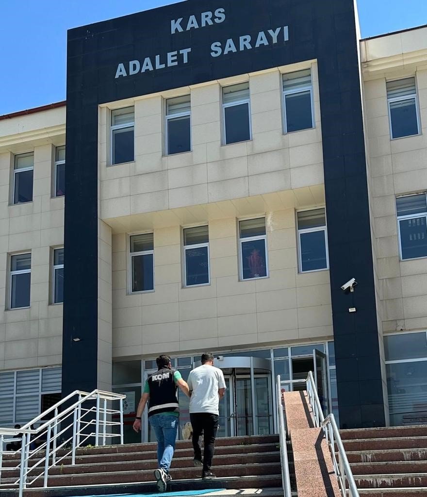 Kars’ta sürücü kursu sınavına polisten operasyon